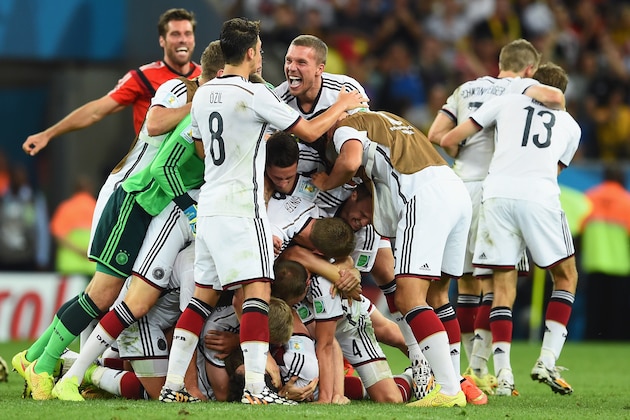 RIO DE JANEIRO, BRAZIL - JULY 13:  Germany celebrate defeating Argentina 1-0 in extra time during the 2014 FIFA World Cup Brazil Final match between Germany and Argentina at Maracana on July 13, 2014 in Rio de Janeiro, Brazil.  (Photo by Matthias Hangst/Getty Images)