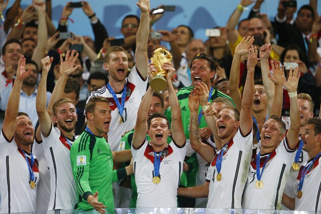 RIO DE JANEIRO, BRAZIL - JULY 13:  Julian Draxler   of Germany celebrates with the World Cup trophy  after defeating Argentina 1-0 in extra time during the 2014 FIFA World Cup Brazil Final match between Germany and Argentina at Maracana on July 13, 2014 in Rio de Janeiro, Brazil.  (Photo by Clive Rose/Getty Images)