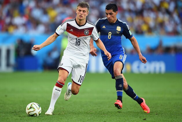 RIO DE JANEIRO, BRAZIL - JULY 13: Toni Kroos of Germany and Enzo Perez of Argentina compete for the ball during the 2014 FIFA World Cup Brazil Final match between Germany and Argentina at Maracana on July 13, 2014 in Rio de Janeiro, Brazil.  (Photo by Laurence Griffiths/Getty Images)