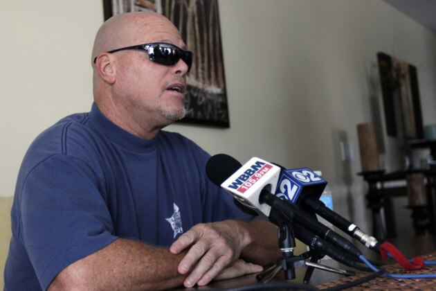 El ex quarterback de la NFL Jim McMahon habla durante una conferencia de prensa, el martes 17 de junio de 2014, en Chicago. McMahon habló sobre su batalla con la demencia, la cual cree está relacionada con los golpes que recibió durante años jugando en la liga. (Foto AP/Stacy Thacker)
