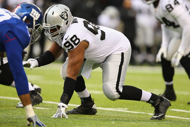 EAST RUTHERFORD, NJ - NOVEMBER 10:  Vance Walker #98 of the Oakland Raiders in action against the New York Giants during their game at MetLife Stadium on November 10, 2013 in East Rutherford, New Jersey.  (Photo by Al Bello/Getty Images)