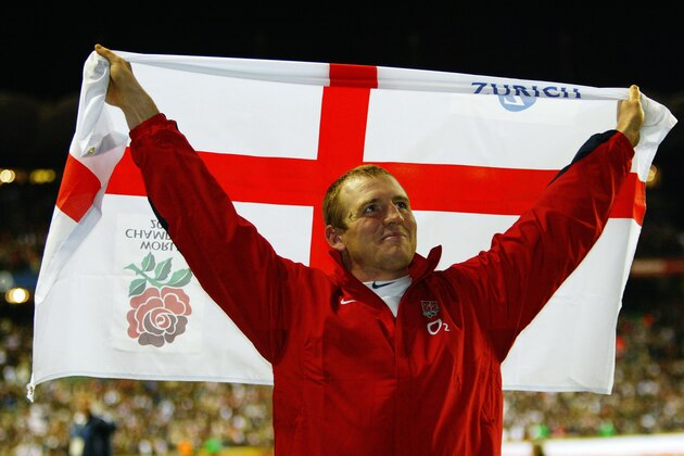 TWICKENHAM - DECEMBER 20:  Mike Tindall of England holds the English flag aloft after the Zurich World Champions Challenge match between England XV and the New Zealand Barbarians on December 20, 2003 at Twickenham, England.  (Photo by David Rogers/Getty Images)