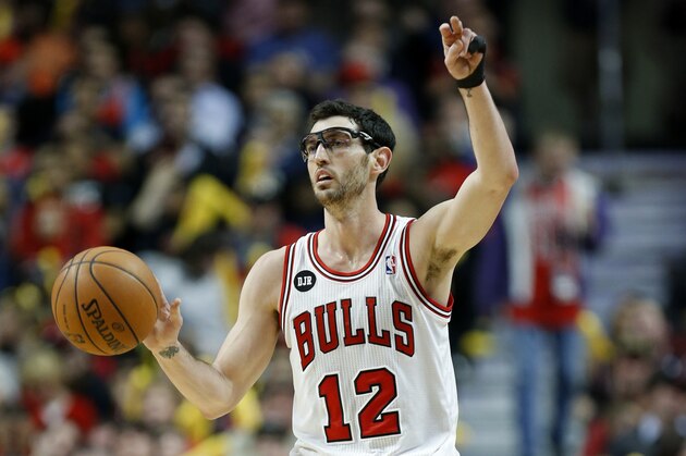 Chicago Bulls guard Kirk Hinrich against the Boston Celtics during an NBA basketball game in Chicago, Monday, March 31, 2014. The Bulls won 94-80. (AP Photo/Kamil Krzaczynski)