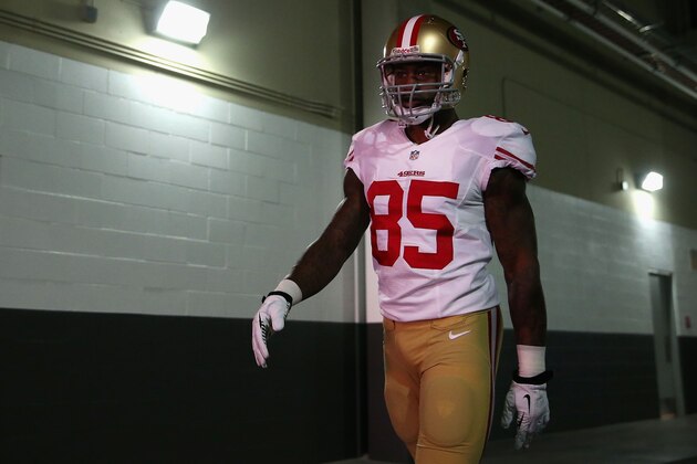 GLENDALE, AZ - DECEMBER 29:  Tight end Vernon Davis #85 of the San Francisco 49ers walks out onto the field before the NFL game against the Arizona Cardinals at the University of Phoenix Stadium on December 29, 2013 in Glendale, Arizona.  (Photo by Christian Petersen/Getty Images)