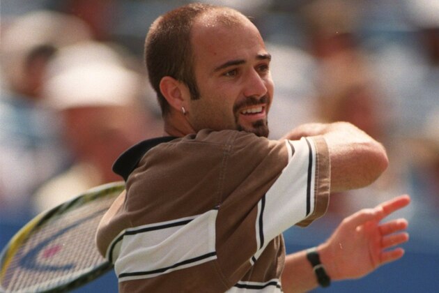 29 Aug 1995: ANDRE AGASSI RETURNS AGAINST BRYAN SHELTON DURING THE FIRST ROUND AT THE UNITED STATES OPEN AT FLUSHING MEADOWS, NEW YORK.