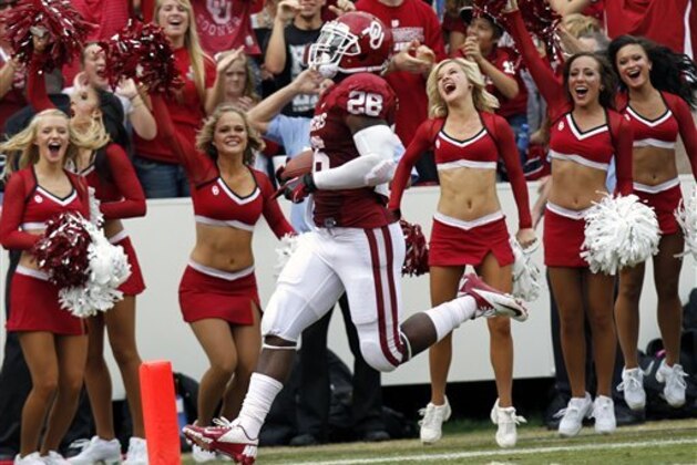OKLAHOMA RUNNING BACK DAMIEN WILLIAMS (26) NOT ALEX ROSS (28) - Oklahoma running back Damien Williams (26) scores a touchdown during the first half of an NCAA college football game against Texas at the Cotton Bowl, Saturday, Oct. 13, 2012, in Dallas. (AP Photo/LM Otero) OKLAHOMA RUNNING BACK DAMIEN WILLIAMS (26) NOT ALEX ROSS (28) - Oklahoma running back Damien Williams (26) scores a touchdown during the first half of an NCAA college football game against Texas at the Cotton Bowl, Saturday, Oct. 13, 2012, in Dallas. (AP Photo/LM Otero)