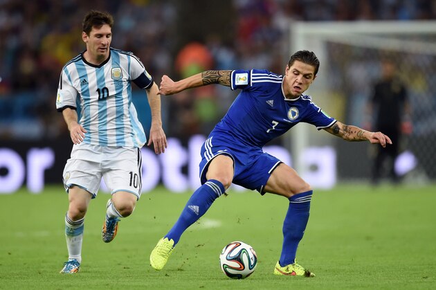 RIO DE JANEIRO, BRAZIL - JUNE 15: Muhamed Besic of Bosnia and Herzegovina controls the ball against Lionel Messi of Argentina during the 2014 FIFA World Cup Brazil Group F match between Argentina and Bosnia-Herzegovina at Maracana on June 15, 2014 in Rio de Janeiro, Brazil.  (Photo by Matthias Hangst/Getty Images)