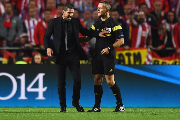LISBON, PORTUGAL - MAY 24:  Diego Simeone, Coach of Club Atletico de Madrid protests to referee Bjorn Kuipers during the UEFA Champions League Final between Real Madrid and Atletico de Madrid at Estadio da Luz on May 24, 2014 in Lisbon, Portugal.  (Photo by Shaun Botterill/Getty Images)