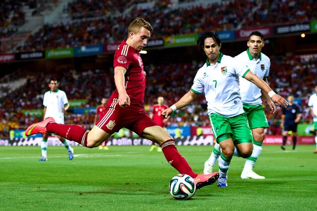 SEVILLE, SPAIN - MAY 30:  Gerard Deulofeu of Spain shoots towards goal during an international friendly match between Spain and Bolivia at Estadio Ramon Sanchez Pizjuan on May 30, 2014 in Seville, Spain.  (Photo by David Ramos/Getty Images)