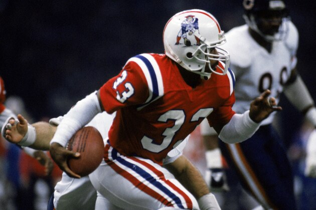 NEW ORLEANS - JANUARY 26:  Running back Tony Collins #33 of the New England Patriots carries the ball during Superbowl XX against the Chicago Bears at the Louisiana Superdome on January 26, 1986 in New Orleans, Louisiana.  The Bears defeated the Pats 46-10.  (Photo by Mike Powell/Getty Images)