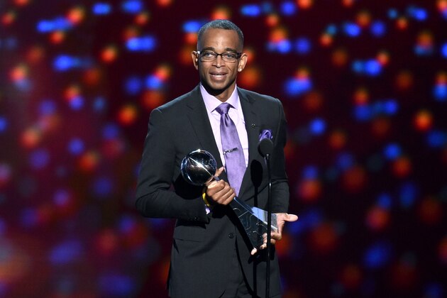 Sportscaster Stuart Scott accepts the Jimmy V award for perseverance, at the ESPY Awards at the Nokia Theatre on Wednesday, July 16, 2014, in Los Angeles. (Photo by John Shearer/Invision/AP)