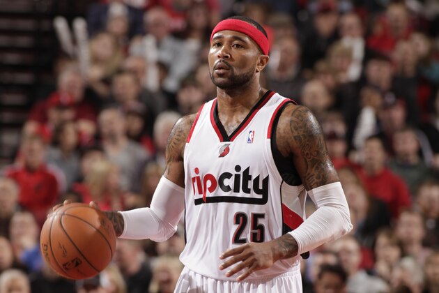 PORTLAND, OR - MARCH 30: Mo Williams #25 of the Portland Trail Blazers drives against the Memphis Grizzlies on March 30, 2014 at the Moda Center Arena in Portland, Oregon. NOTE TO USER: User expressly acknowledges and agrees that, by downloading and or using this photograph, user is consenting to the terms and conditions of the Getty Images License Agreement. Mandatory Copyright Notice: Copyright 2014 NBAE (Photo by Cameron Browne/NBAE via Getty Images)