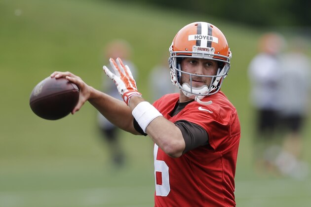 Cleveland Browns quarterback Brian Hoyer passes during a mandatory minicamp practice at the NFL football team's facility in Berea, Ohio Tuesday, June 10, 2014. (AP Photo/Mark Duncan)