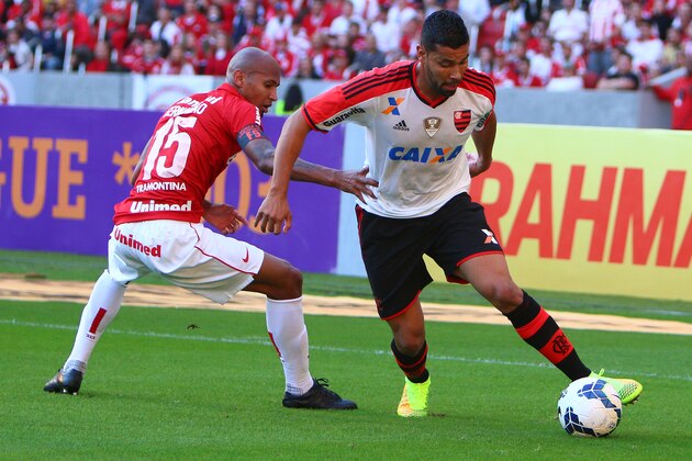 PORTO ALEGRE, BRAZIL - JULY 20: Welliton Silva of Internacional battles for the ball against Andre Santos of Flamengo during match between Internacional and Flamengo as part of Brasileirao Series A 2014, at Estadio Beira-Rio on July 20, 2014 in Porto Alegre, Brazil. (Photo by Lucas Uebel/Getty Images)
