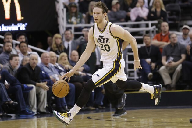 Utah Jazz's Gordon Hayward (20) brings the ball up court in the second half during an NBA basketball game against the Memphis Grizzlies Wednesday, March 26, 2014, in Salt Lake City. (AP Photo/Rick Bowmer)