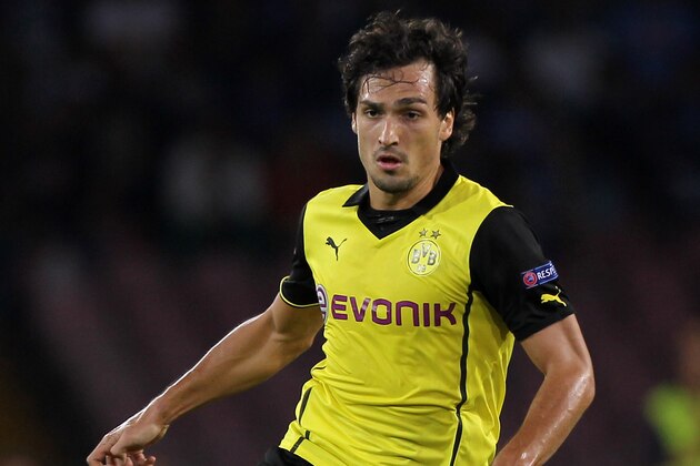 NAPLES, ITALY - SEPTEMBER 18: Mats Hummels of Borussia Dortmund in action during the Uefa Champions League Group F match between Napoli and Borussia Dortmund at Stadio San Paolo on September 18, 2013 in Naples, Italy. (Photo by Paolo Bruno/Getty Images) NAPLES, ITALY - SEPTEMBER 18: Mats Hummels of Borussia Dortmund in action during the Uefa Champions League Group F match between Napoli and Borussia Dortmund at Stadio San Paolo on September 18, 2013 in Naples, Italy. (Photo by Paolo Bruno/Getty Images)