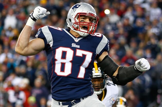 FOXBORO, MA - NOVEMBER 03:  Rob Gronkowski #87 of the New England Patriots reacts after a teammate missed a touchdown pass against the Pittsburgh Steelers in the first quarter at Gillette Stadium on November 3, 2013 in Foxboro, Massachusetts.  (Photo by Jared Wickerham/Getty Images)