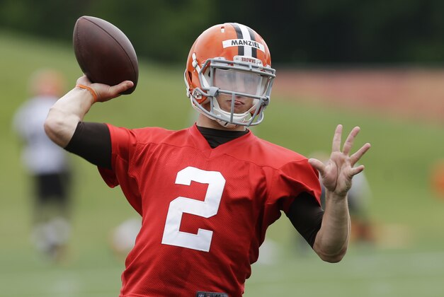 Johnny Manziel, quarterback de los Browns de Cleveland, realiza un pase durante una práctiva en la instalación del equipo en Berea, Ohio, el martes 10 de junio de 2014. (Foto AP/Mark Duncan)