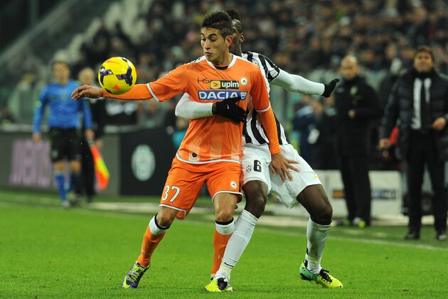 TURIN, ITALY - DECEMBER 01:  Roberto Pereyra (L) of Udinese Calcio is challenged by Paul Pogba of Juventus during the Serie A match between Juventus and Udinese Calcio at Juventus Arena on December 1, 2013 in Turin, Italy.  (Photo by Valerio Pennicino/Getty Images)