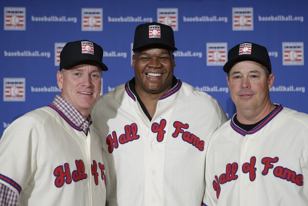 Former Atlanta Braves pitchers Tom Glavine, left and Greg Maddux, right, pose with Chicago White Sox slugger Frank Thomas after a press conference announcing their election to the 2014 Baseball Hall of Fame class, Thursday, Jan. 9, 2014, in New York. The trio will be inducted into the Hall of Fame in Cooperstown, N.Y. in July. (AP Photo/Kathy Willens)