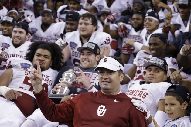 Oklahoma head coach Bob Stoops poses with his team after the NCAA college football Sugar Bowl in New Orleans, Thursday, Jan. 2, 2014.  Oklahoma beat Alabama 45-31. (AP Photo/Rusty Costanza)