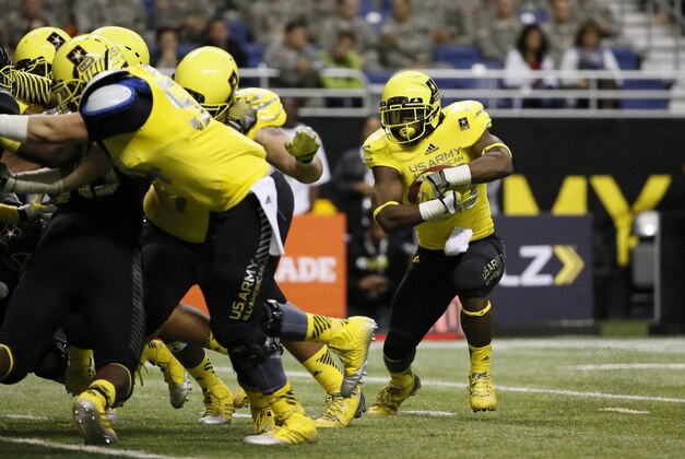 Jan 4, 2014; San Antonio, TX, USA; West running back Joe Mixon (28) runs the ball for a touchdown during U.S. Army All-American Bowl high school football game at the Alamodome. Mandatory Credit: Soobum Im-USA TODAY Sports
