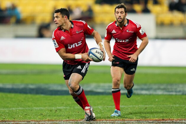 WELLINGTON, NEW ZEALAND - JUNE 28:  Dan Carter of the Crusaders looks to pass with Tom Taylor in support during the round 17 Super Rugby match between the Hurricanes and the Crusaders at Westpac Stadium on June 28, 2014 in Wellington, New Zealand.  (Photo by Hagen Hopkins/Getty Images)