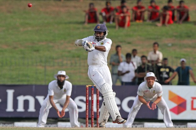 Sri Lankan batsman Upul Tharanga bats during the third day of the second test cricket match between South Africa and Sri Lanka in Colombo, Sri Lanka, Saturday, July 26, 2014. (AP Photo/Sanka Gayashan)