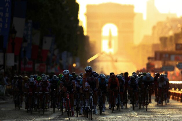 PARIS, FRANCE - JULY 21: The peloton rides away from the Arc d'Triomphe during the twenty first and final stage of the 2013 Tour de France, a processional 133.5KM road stage ending in an evening race around the Champs-Elysees, on July 21, 2013 in Paris, France. (Photo by Bryn Lennon/Getty Images) PARIS, FRANCE - JULY 21: The peloton rides away from the Arc d'Triomphe during the twenty first and final stage of the 2013 Tour de France, a processional 133.5KM road stage ending in an evening race around the Champs-Elysees, on July 21, 2013 in Paris, France. (Photo by Bryn Lennon/Getty Images)