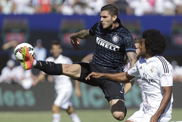 Inter Milan's Mauro Icardi, left, misses a pass as Real Madrid's Derik Osede defends during the second half of a soccer game in the first round of the Guinness International Champions Cup, Saturday, July 26, 2014, in Berkeley, Calif. (AP Photo/Ben Margot)