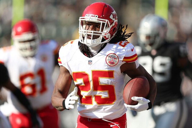OAKLAND, CA - DECEMBER 15:  Jamaal Charles #25 of the Kansas City Chiefs runs for a touchdown against the Oakland Raiders at O.co Coliseum on December 15, 2013 in Oakland, California.  (Photo by Jed Jacobsohn/Getty Images)