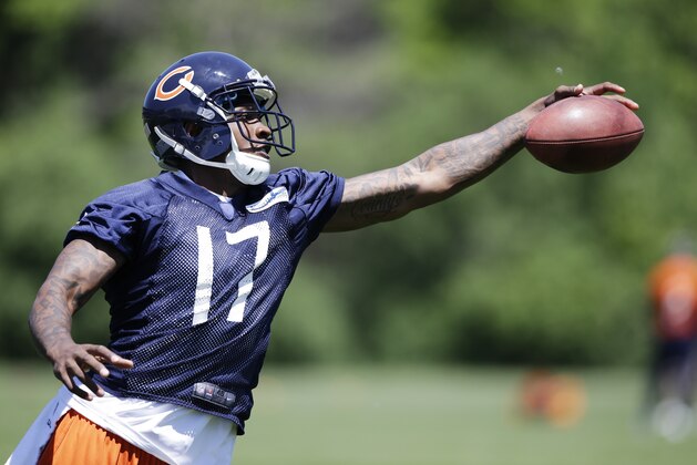 Chicago Bears wide receiver Alshon Jeffery (17)  catches a ball during an NFL football practice in Lake Forest, Ill., Tuesday, June 3, 2014. (AP Photo/Nam Y. Huh)