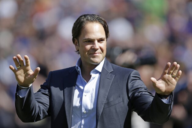 Former New York Mets catcher Mike Piazza acknowledges a sellout crowd as during a ceremony inducting him into the Mets Hall of Fame, Sunday, Sept. 29, 2013, in  New York. (AP Photo/Kathy Willens)
