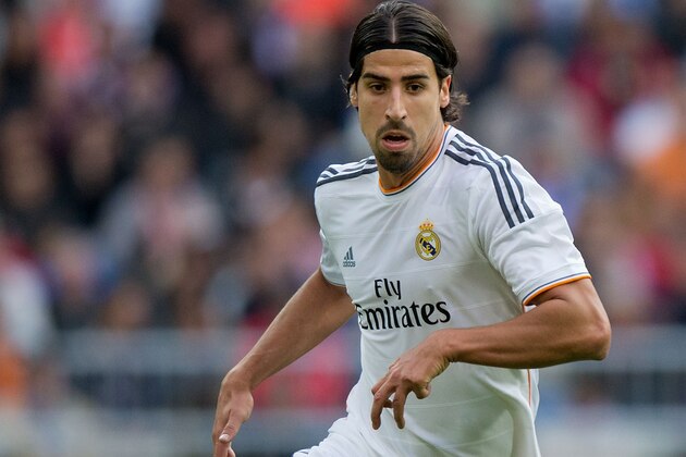 MADRID, SPAIN - NOVEMBER 09: Sami Khedira of Real Madrid CF controls the ball during the La Liga match between Real Madrid CF and Real Sociedad de Futbol  at Estadio Santiago Bernabeu on November 9, 2013 in Madrid, Spain.  (Photo by Gonzalo Arroyo Moreno/Getty Images)