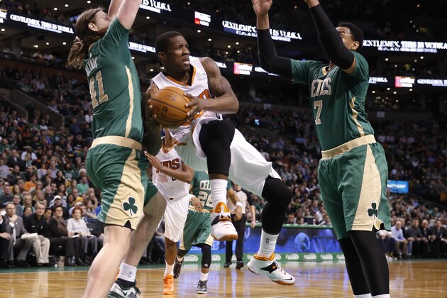 Phoenix Suns guard Eric Bledsoe looks to pass the ball off between Boston Celtics' Kelly Olynyk (41) and Jared Sullinger during the second half of the Suns' 87-80 win in an NBA basketball game in Boston Friday, March 14, 2014. (AP Photo/Winslow Townson)
