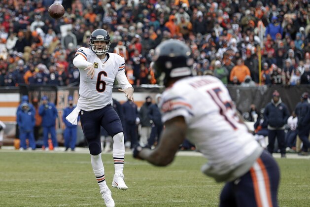 Chicago Bears quarterback Jay Cutler (6) throws a 5-yard touchdown pass to wide receiver Brandon Marshall in the second quarter of an NFL football game against the Cleveland Browns Sunday, Dec. 15, 2013, in Cleveland. (AP Photo/Tony Dejak) Chicago Bears quarterback Jay Cutler (6) throws a 5-yard touchdown pass to wide receiver Brandon Marshall in the second quarter of an NFL football game against the Cleveland Browns Sunday, Dec. 15, 2013, in Cleveland. (AP Photo/Tony Dejak)