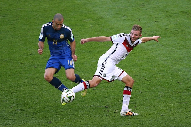 RIO DE JANEIRO, BRAZIL - JULY 13: Javier Mascherano of Argentina challenges Christoph Kramer of Germany during the 2014 FIFA World Cup Brazil Final match between Germany and Argentina at Maracana on July 13, 2014 in Rio de Janeiro, Brazil.  (Photo by Robert Cianflone/Getty Images)
