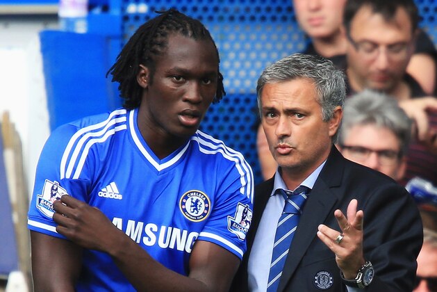 LONDON, ENGLAND - AUGUST 18:  Chelsea manager Jose Mourinho talks to substitute Romelu Lukaku of Chelsea during the Barclays Premier League match between Chelsea and Hull City at Stamford Bridge on August 18, 2013 in London, England.  (Photo by Richard Heathcote/Getty Images)