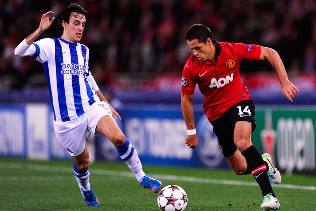 SAN SEBASTIAN, SPAIN - NOVEMBER 05: Javier Hernandez of Manchester United duels for the ball with Ruben Pardo of Real Sociedad de Futbol during the UEFA Champions League Group A match between Real Sociedad de Futbol and Manchester United at Estadio Anoeta on November 5, 2013 in San Sebastian, Spain. (Photo by David Ramos/Getty Images) SAN SEBASTIAN, SPAIN - NOVEMBER 05: Javier Hernandez of Manchester United duels for the ball with Ruben Pardo of Real Sociedad de Futbol during the UEFA Champions League Group A match between Real Sociedad de Futbol and Manchester United at Estadio Anoeta on November 5, 2013 in San Sebastian, Spain. (Photo by David Ramos/Getty Images)