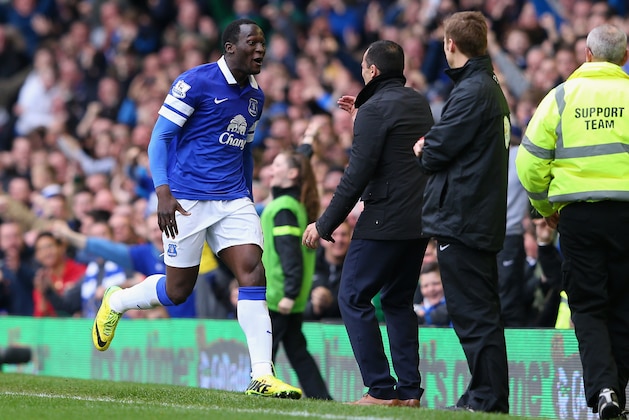 LIVERPOOL, ENGLAND - APRIL 06:  Romelu Lukaku of Everton celebrates scoring the second goal with Manager Roberto Martinez during the Barclays Premier League match between Everton and Arsenal at Goodison Park on April 6, 2014 in Liverpool, England.  (Photo by Alex Livesey/Getty Images)