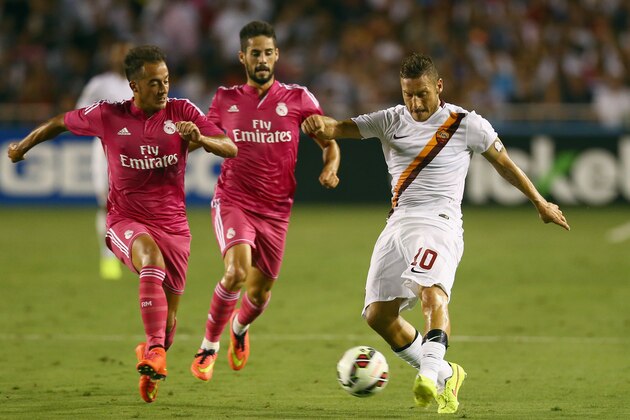 DALLAS, TX - JULY 29:   Francesco Totti #10 of AS Roma dribbles the ball against Real Madrid during a Guinness International Champions Cup 2014 game at Cotton Bowl on July 29, 2014 in Dallas, Texas.  (Photo by Ronald Martinez/Getty Images)