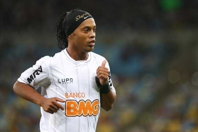 RIO DE JANEIRO, BRAZIL - AUGUST 22:  Ronaldinho Gaucho of Atletico MG during a match between Botafogo and Atletico MG as part of Brazilian Cup 2013 at Maracana Stadium on August 22, 2013 in Rio de Janeiro, Brazil. (Photo by Buda Mendes/Getty Images)