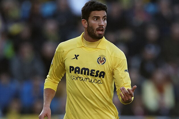 VILLARREAL, SPAIN - DECEMBER 21:  Mateo Musacchio of Villarreal runs with the ball during the La Liga match between Villarreal CF and Sevilla FC at El Madrigal on December 21, 2013 in Villarreal, Spain.  (Photo by Manuel Queimadelos Alonso/Getty Images)