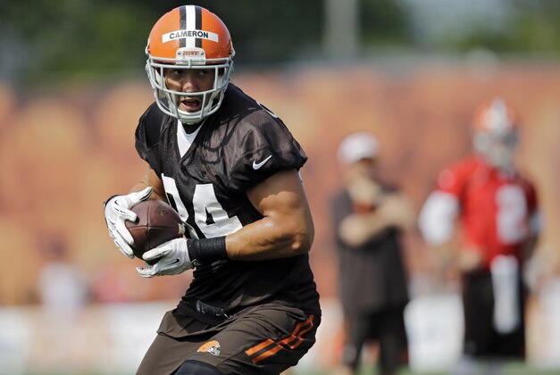 Cleveland Browns tight end Jordan Cameron catches a pass during an NFL football training camp in Berea, Ohio Sunday, July 27, 2014. (AP Photo/Mark Duncan)