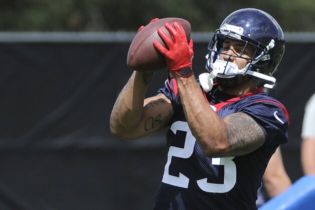 Houston Texans' Arian Foster makes a catch during NFL football training Monday, June 2, 2014, in Houston. (AP Photo/Pat Sullivan)