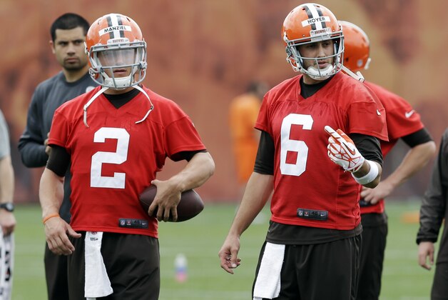 Cleveland Browns quarterback Brian Hoyer (6) gestures to his receivers during a passing drill with Johnny Manziel (2) at a mandatory minicamp practice at the NFL football team's facility in Berea, Ohio Wednesday, June 11, 2014. (AP Photo/Mark Duncan)