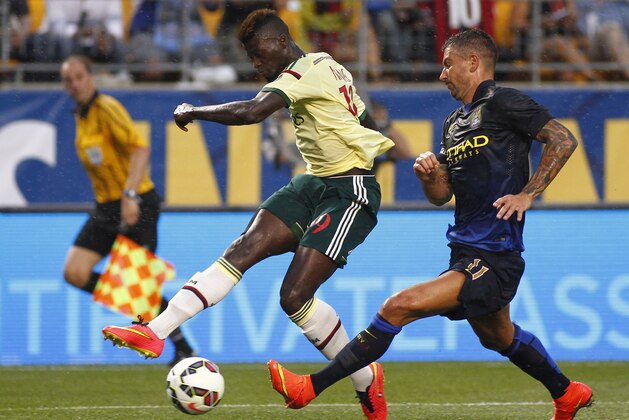 PITTSBURGH, PA - JULY 27:  M'Baye Niang #19 of AC Milan handles the ball against Aleksandar Kolarov #11 of Manchester City during International Champions Cup 2014 at Heinz Field on July 27, 2014 in Pittsburgh, Pennsylvania.  (Photo by Justin K. Aller/Getty Images)