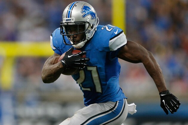 DETROIT, MI - OCTOBER 27: Reggie Bush #21 of the Detroit Lions tries to get around the end while playing the Dallas Cowboys during a fourth quarter run at Ford Field on October 27, 2013 in Detroit, Michigan. Detroit won the game 31-30.(Photo by Gregory Shamus/Getty Images)