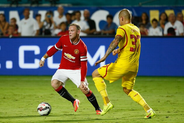 MIAMI GARDENS, FL - AUGUST 04: Wayne Rooney #10 of Manchester United is challenged by Martin Skrtel #37 of Liverpool during the Guinness International Champions Cup 2014 Final at Sun Life Stadium on August 4, 2014 in Miami Gardens, Florida.  (Photo by Chris Trotman/Getty Images)