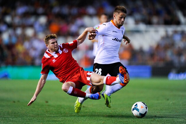 VALENCIA, SPAIN - SEPTEMBER 22:  Fede Cartabia (R) of Valencia CF duels for the ball with Alberto Moreno of Sevilla FC during the La Liga match between Valencia CF and Sevilla FC at Estadio Mestalla on September 22, 2013 in Valencia, Spain.  (Photo by David Ramos/Getty Images)